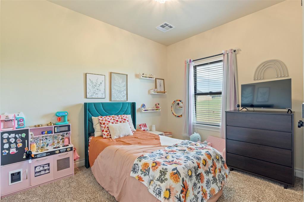 Tessa Hood Realtor – Third bedroom with carpet, window, and closet at 1074 Fawn Meadow Dr, Blanchard Oklahoma