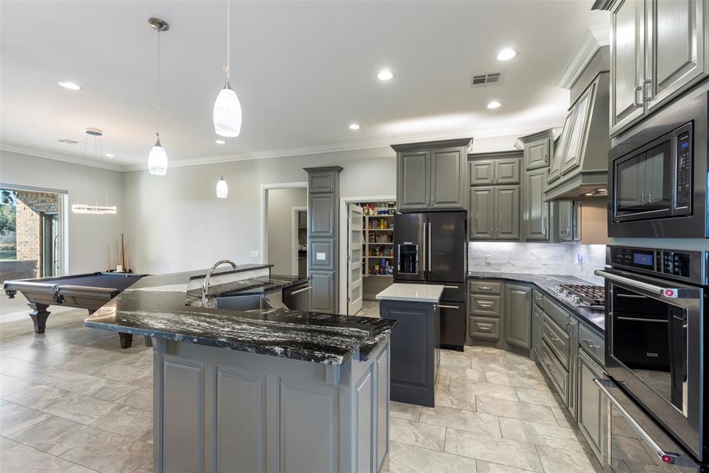 Tessa Hood Realtor – Kitchen with granite island, double oven, and open layout at 516 Kings Ct, Tuttle Oklahoma