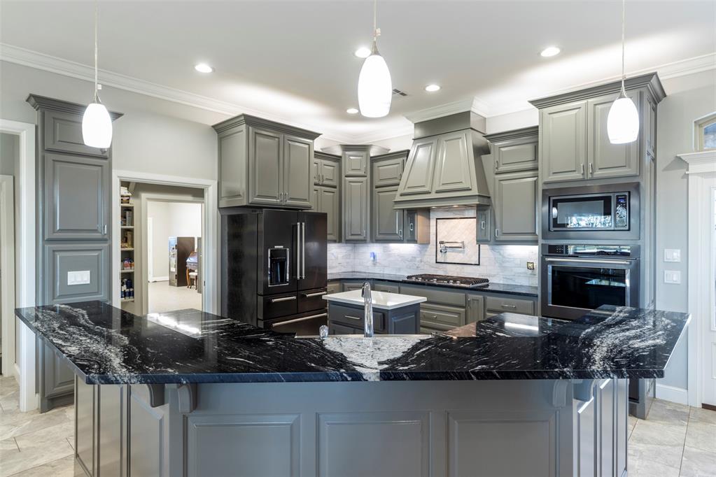 Tessa Hood Realtor – Large granite kitchen island with farmhouse sink at 516 Kings Ct, Tuttle Oklahoma