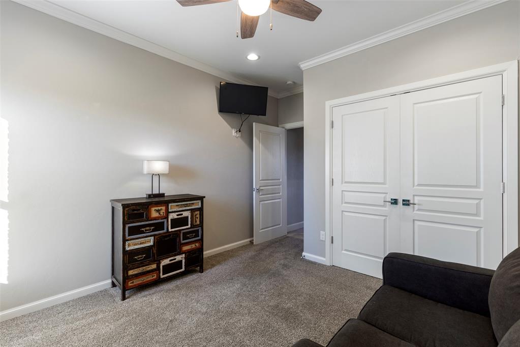 Tessa Hood Realtor – Secondary bedroom with ceiling fan and double closet at 516 Kings Ct, Tuttle Oklahoma