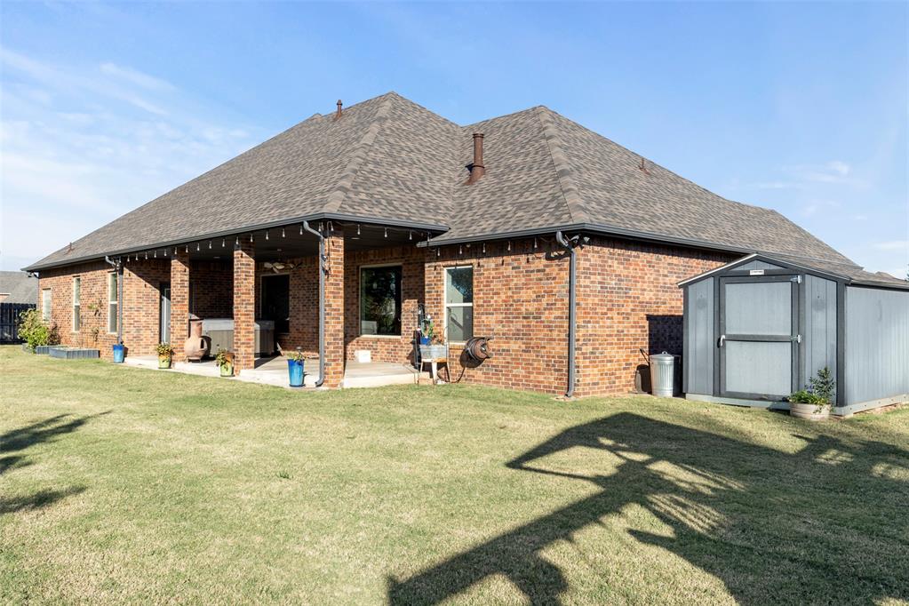 Tessa Hood Realtor – Rear exterior with covered back porch and large yard at 516 Kings Ct, Tuttle Oklahoma