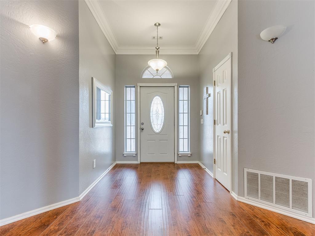 Tessa Hood Realtor – Entry foyer with hardwood floors and pendant light at 5879 Mockingbird Ln, Blanchard Oklahoma