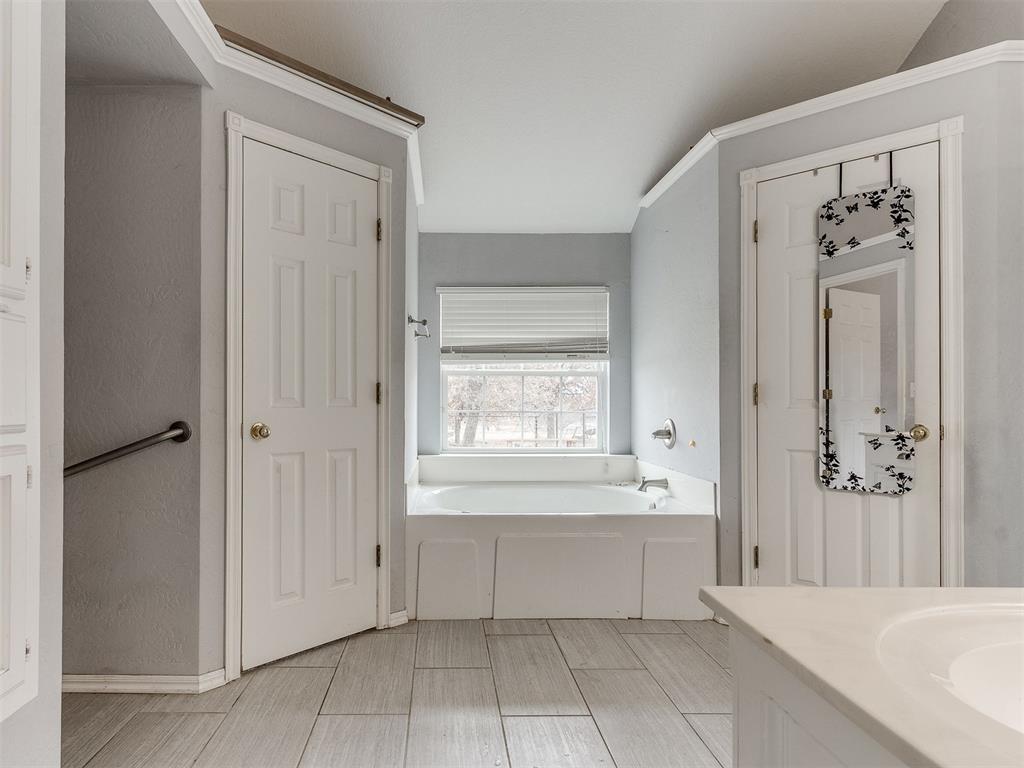 Tessa Hood Realtor – Primary bathroom soaking tub alternate view at 5879 Mockingbird Ln, Blanchard Oklahoma