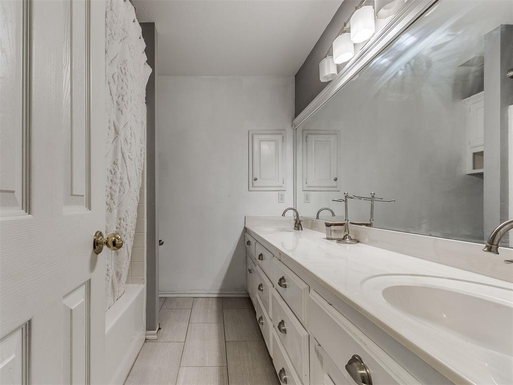 Tessa Hood Realtor – Third bathroom with double vanity at 5879 Mockingbird Ln, Blanchard Oklahoma