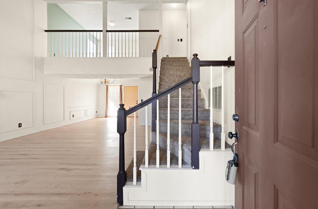Tessa Hood Realtor – Entry foyer with open staircase and loft overlook at 2028 Rose Court, Norman Oklahoma