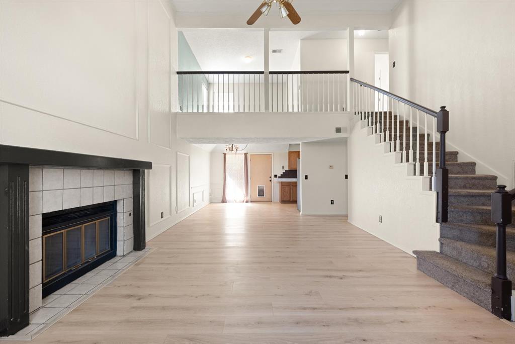 Tessa Hood Realtor – Living room with fireplace and soaring vaulted ceiling at 2028 Rose Court, Norman Oklahoma