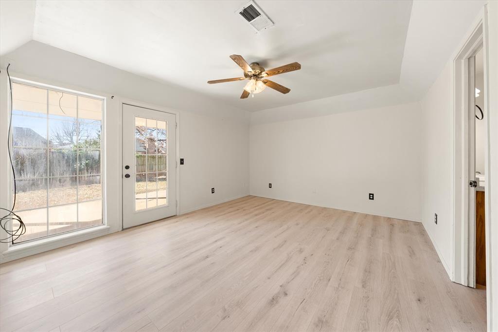 Tessa Hood Realtor – Primary bedroom with private access to covered back patio at 2028 Rose Court, Norman Oklahoma