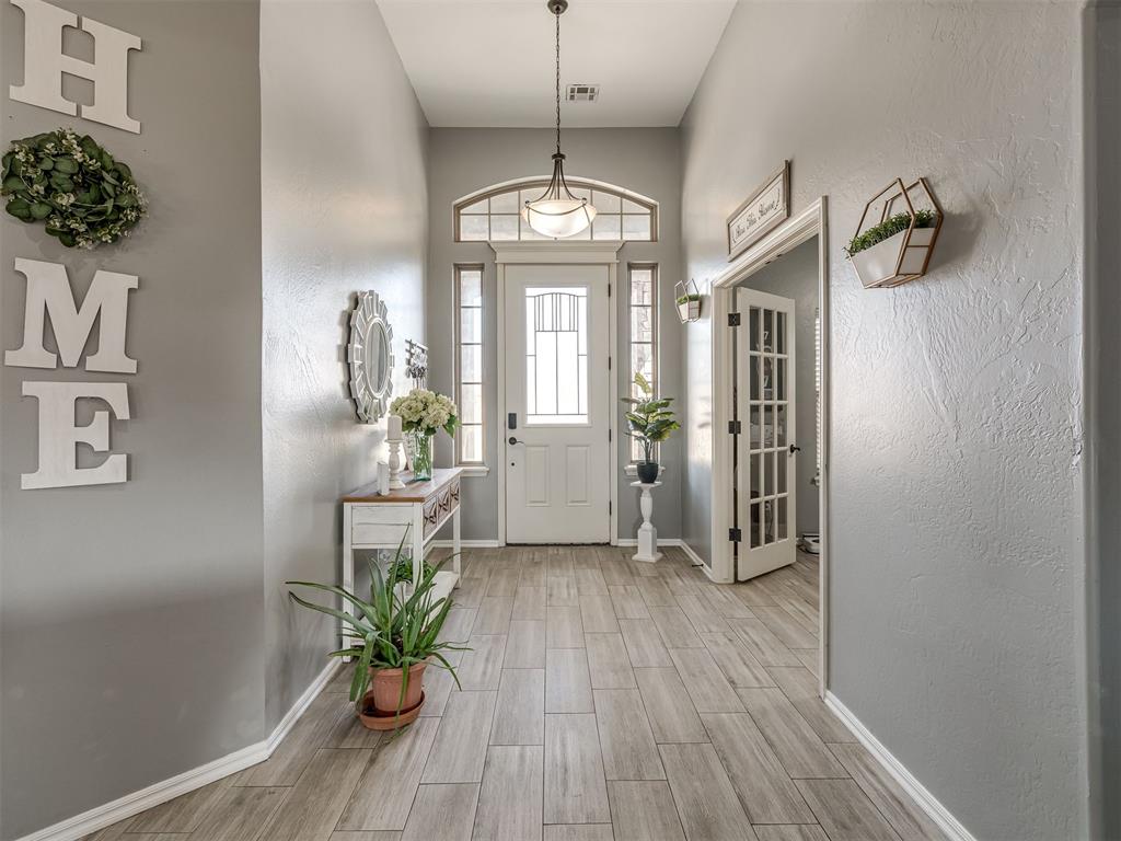 Tessa Hood Realtor – Bright foyer entryway with wood-look tile at 5708 SE 148th St, Oklahoma City OK