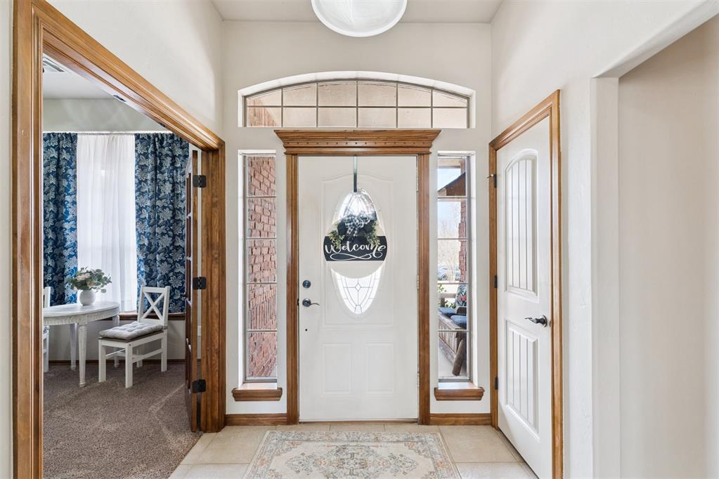 Tessa Hood Realtor – Entry foyer with arched door and sidelights at 1928 SW 9th St, Newcastle Oklahoma