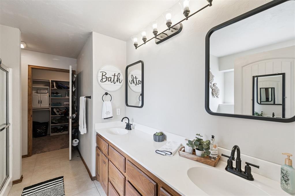 Tessa Hood Realtor – Primary bathroom with double vanity and walk-in closet entry at 1928 SW 9th St, Newcastle Oklahoma