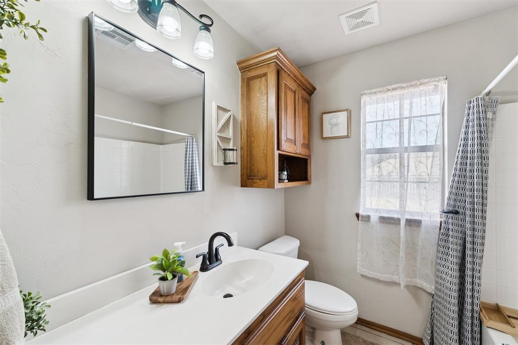 Tessa Hood Realtor – Second bathroom with vanity and tub-shower at 1928 SW 9th St, Newcastle Oklahoma